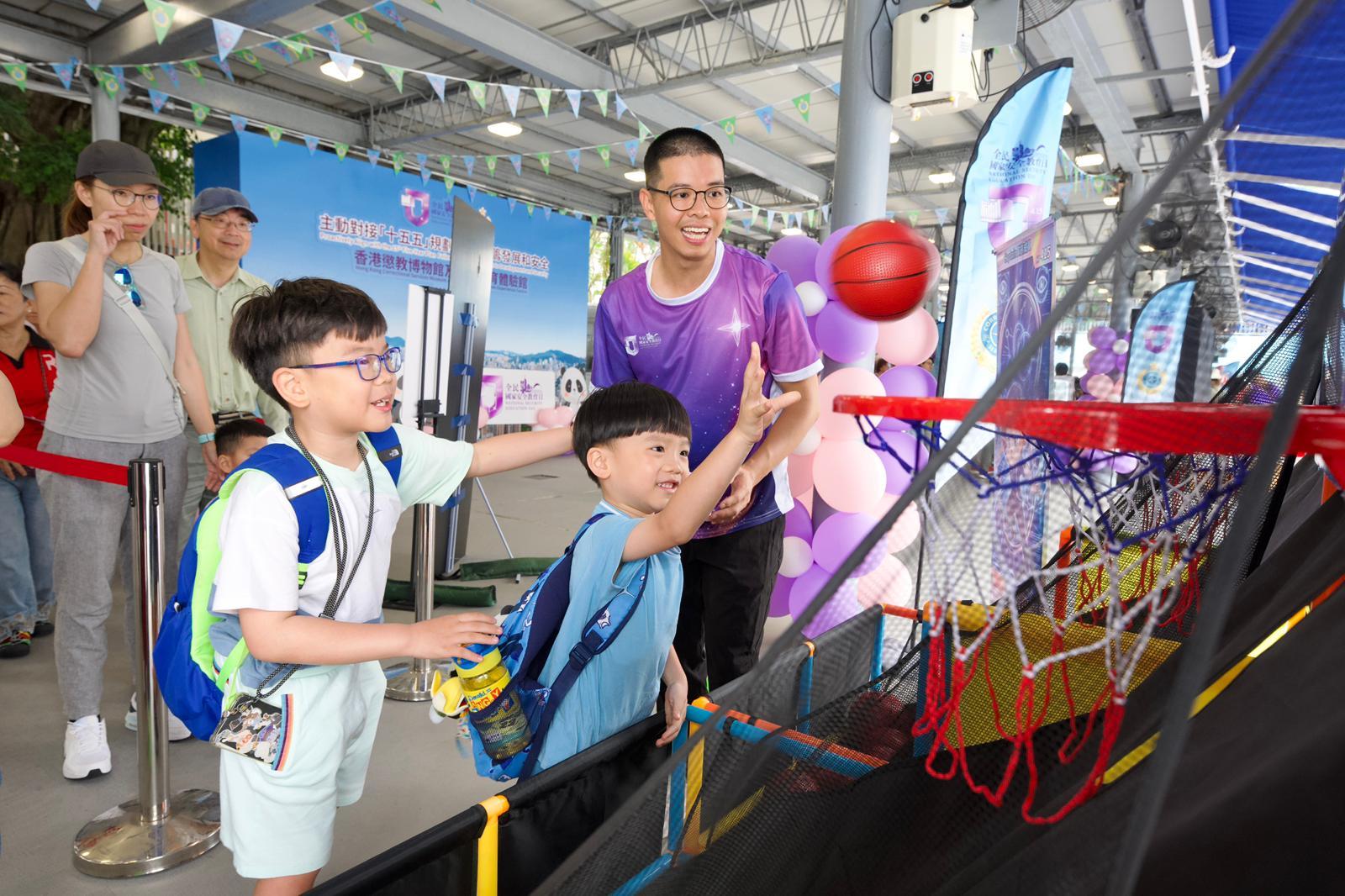 To support the 11th National Security Education Day on April 15 this year, the Correctional Services Department held an open day at the Hong Kong Correctional Services Museum and the Community Education Experience Centre today (April 11). Photo shows members of the public participating in a booth game centred on the national security.