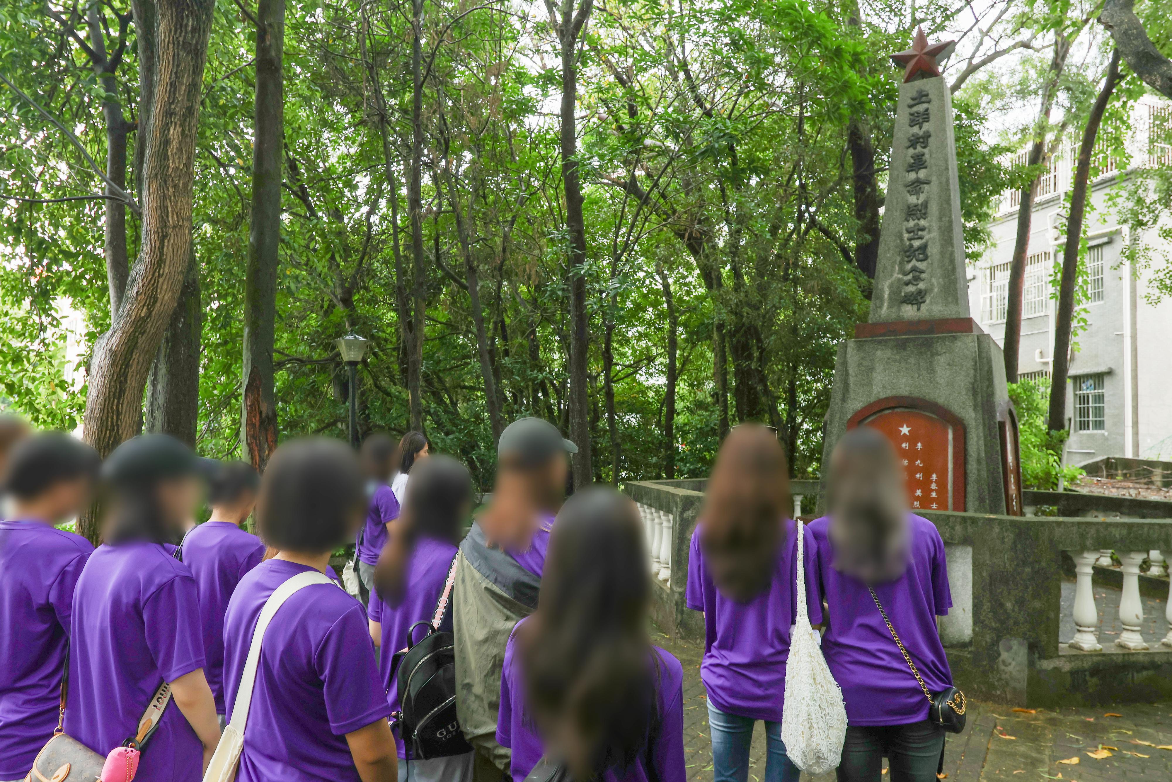 The Correctional Services Department organised another three-day Greater Bay Area Experience Exchange Tour from June 26 to today (June 28), taking young rehabilitated persons to visit various enterprises and places in Shenzhen to learn about the latest developments in innovation and technology in the Guangdong-Hong Kong-Macao Greater Bay Area, as well as the local history and culture. Photo shows young rehabilitated persons visiting the Tuyang martyrs memorial park on June 26.