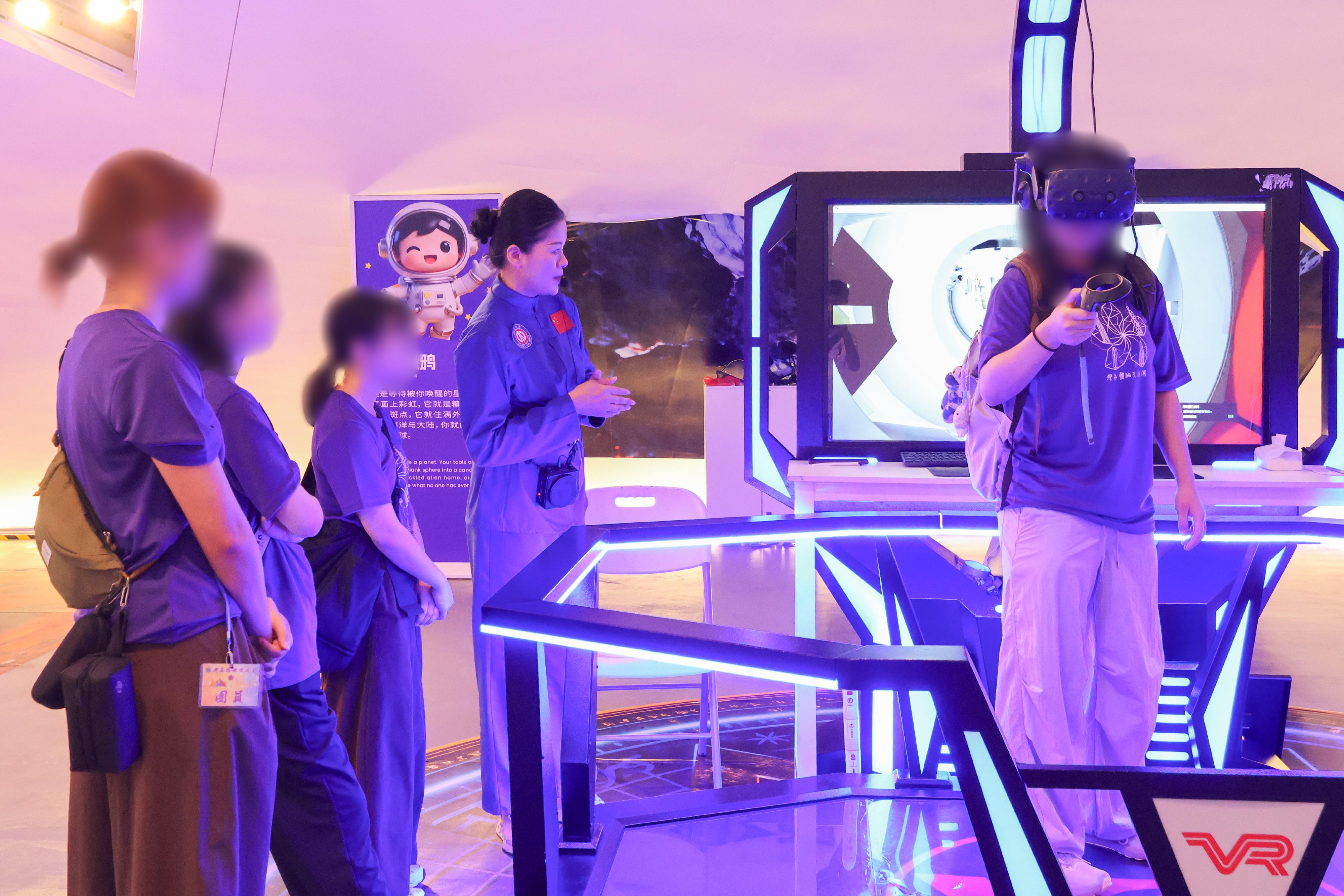 The Correctional Services Department organised another three-day Greater Bay Area Experience Exchange Tour from June 26 to today (June 28), taking young rehabilitated persons to visit various enterprises and places in Shenzhen to learn about the latest developments in innovation and technology in the Guangdong-Hong Kong-Macao Greater Bay Area, as well as the local history and culture. Photo shows a young rehabilitated person participating in a virtual reality game at the Shenzhen Space Museum today.