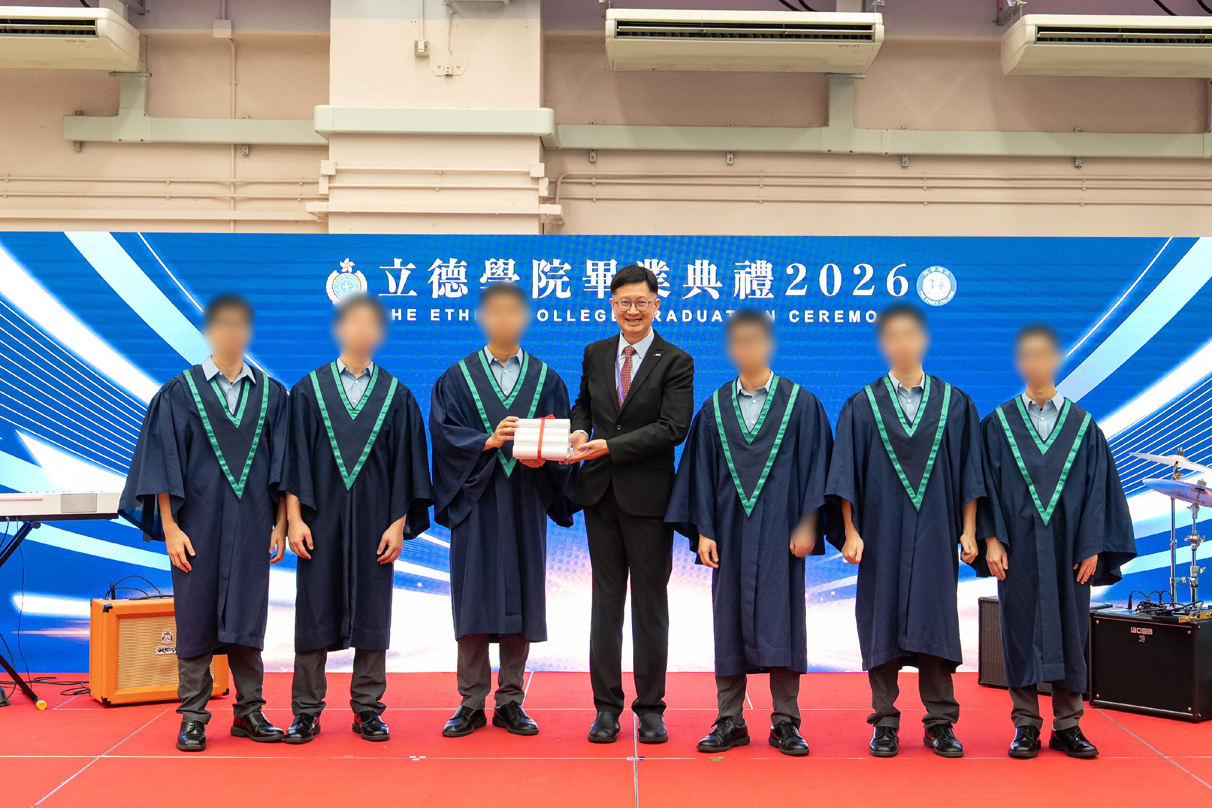 The Correctional Services Department held the third graduation ceremony of the Ethics College at Pak Sha Wan Correctional Institution today (August 5). Photo shows the Deputy Chairman of the Council of the Hong Kong Metropolitan University, Mr Henry Tong (centre), presenting certificates to person-in-custody graduates of the Diploma of Applied Education programme.