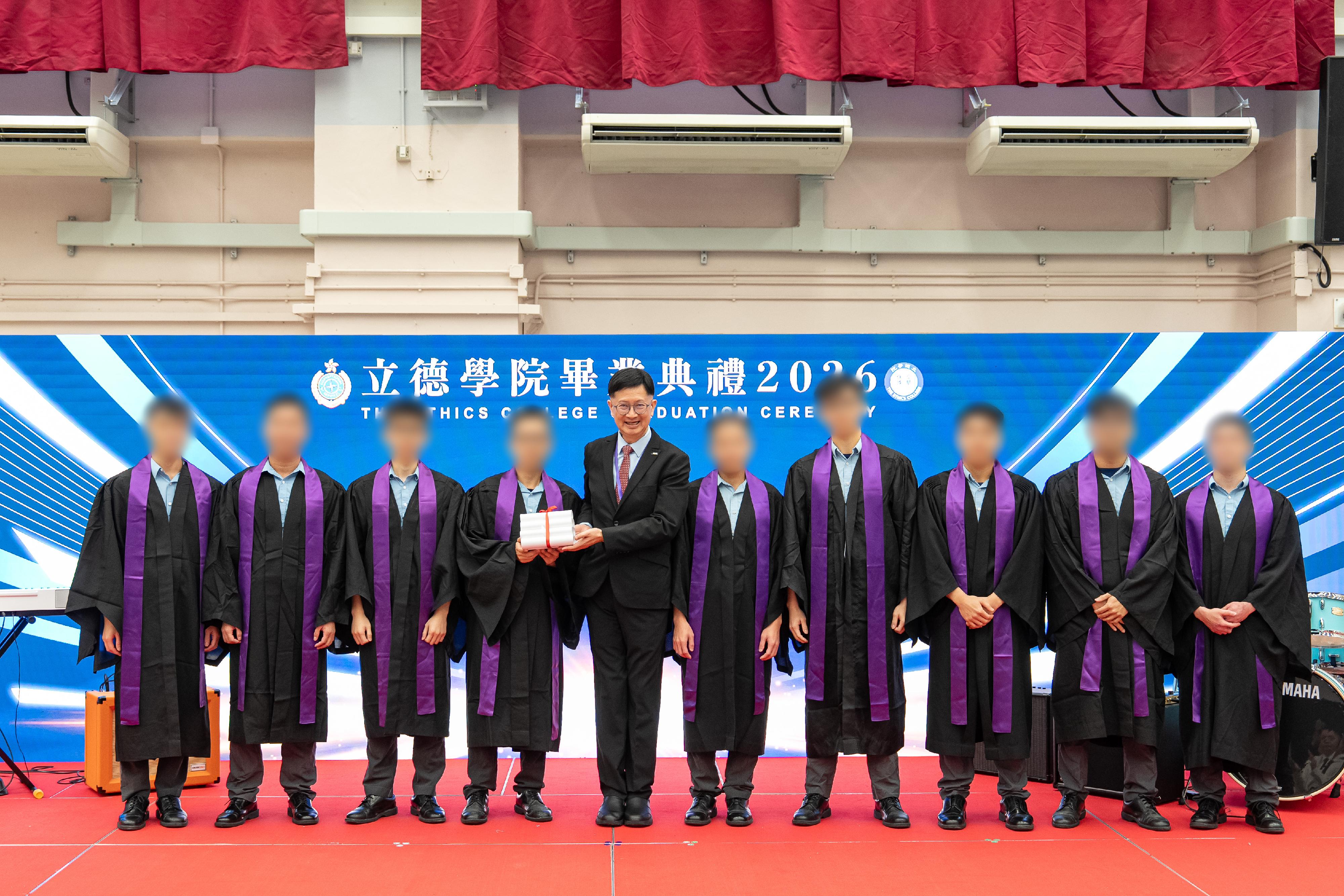 The Correctional Services Department held the third graduation ceremony of the Ethics College at Pak Sha Wan Correctional Institution today (August 5). Photo shows the Deputy Chairman of the Council of the Hong Kong Metropolitan University, Mr Henry Tong (fifth left), presenting certificates to person-in-custody graduates of the inaugural Associate of General Studies programme offered by the Ethics College.