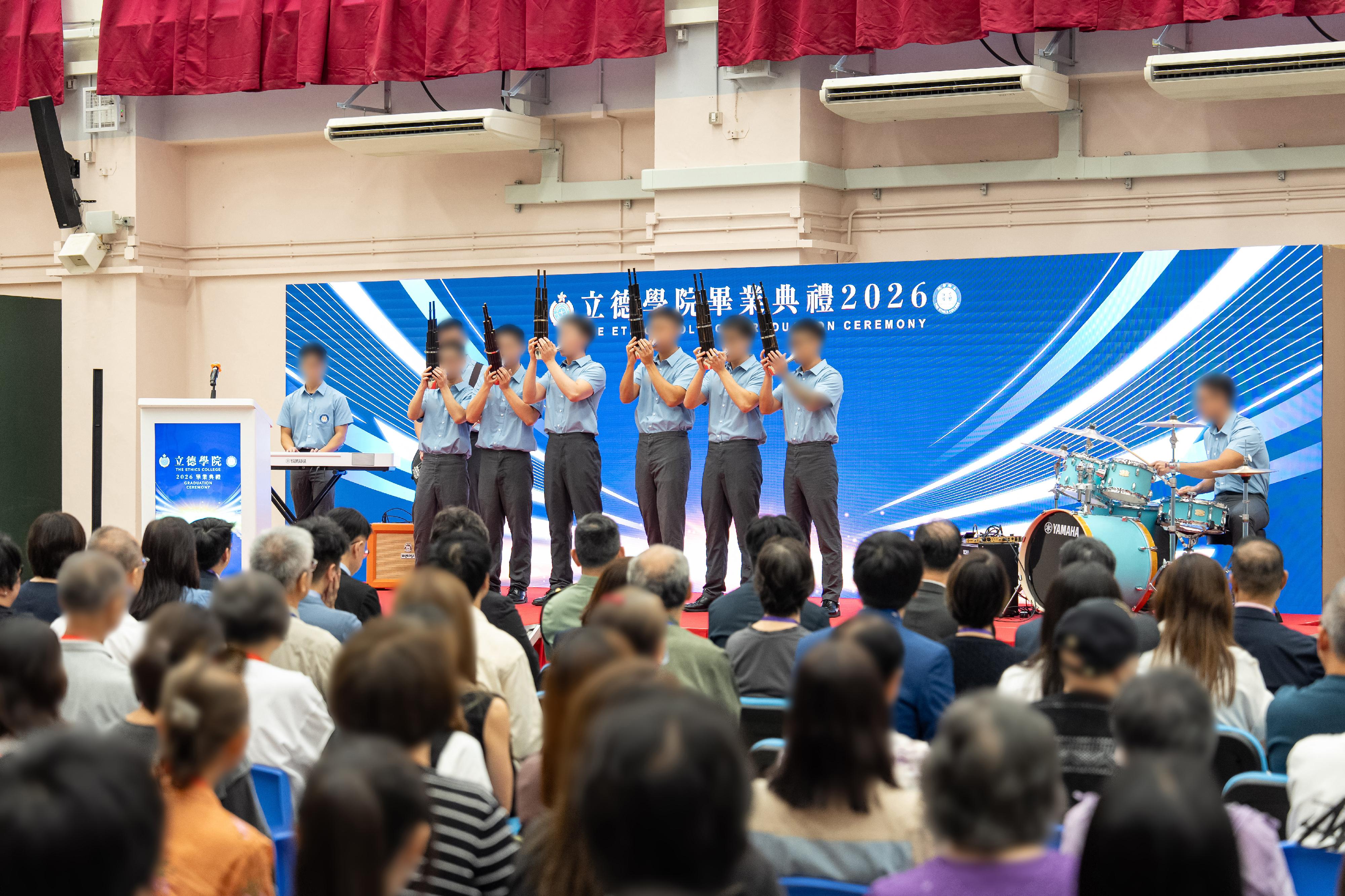 The Correctional Services Department held the third graduation ceremony of the Ethics College at Pak Sha Wan Correctional Institution today (August 5). Photo shows persons in custody (PICs) playing sheng alongside a band composed of PICs to express gratitude to correctional officers, tutors and their family members for their support in the course of their rehabilitation.