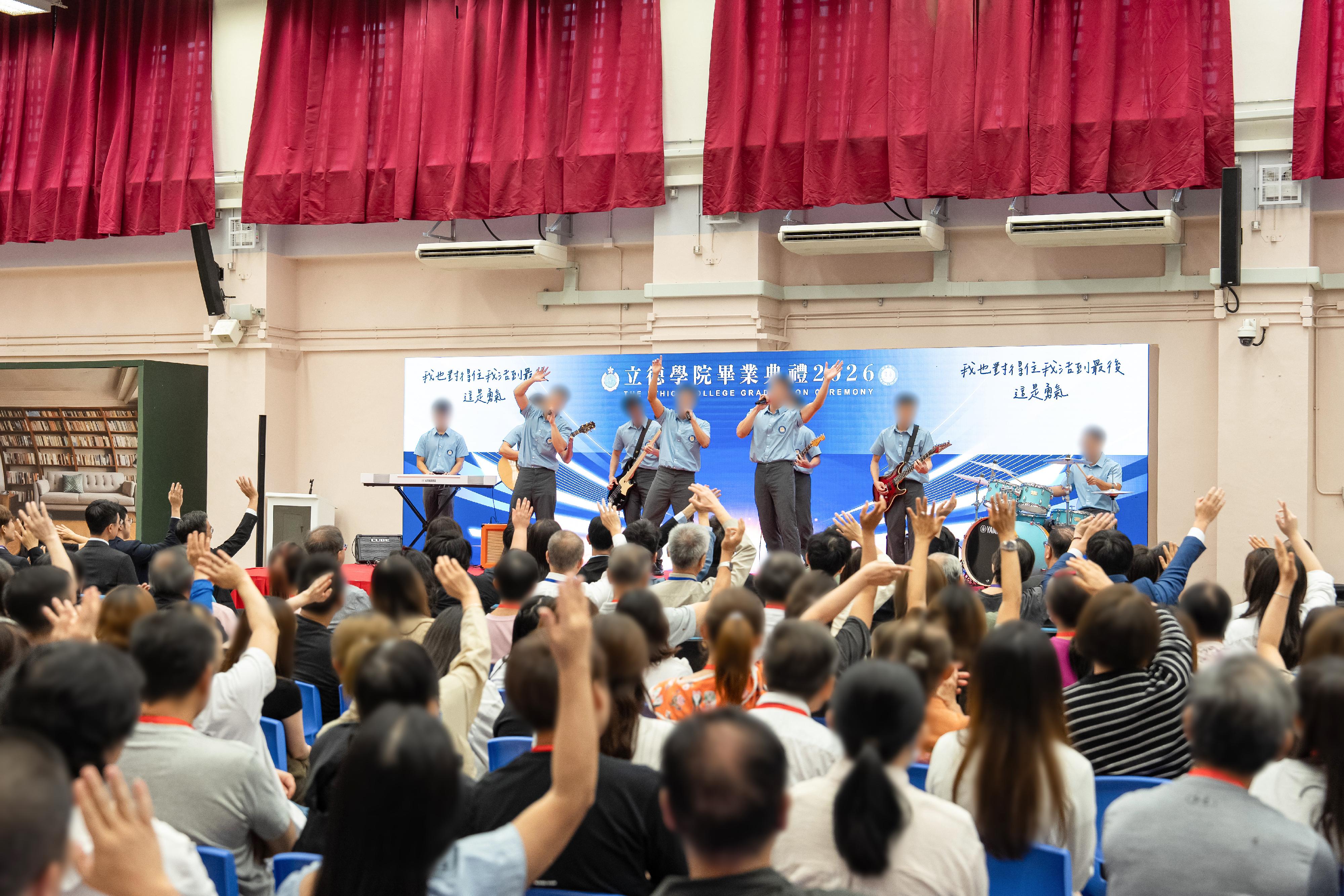 The Correctional Services Department held the third graduation ceremony of the Ethics College at Pak Sha Wan Correctional Institution today (August 5). Photo shows persons in custody delivering an inspiring song to express gratitude to correctional officers, tutors and their family members for their support in the course of their rehabilitation, receiving an enthusiastic response from the audience.