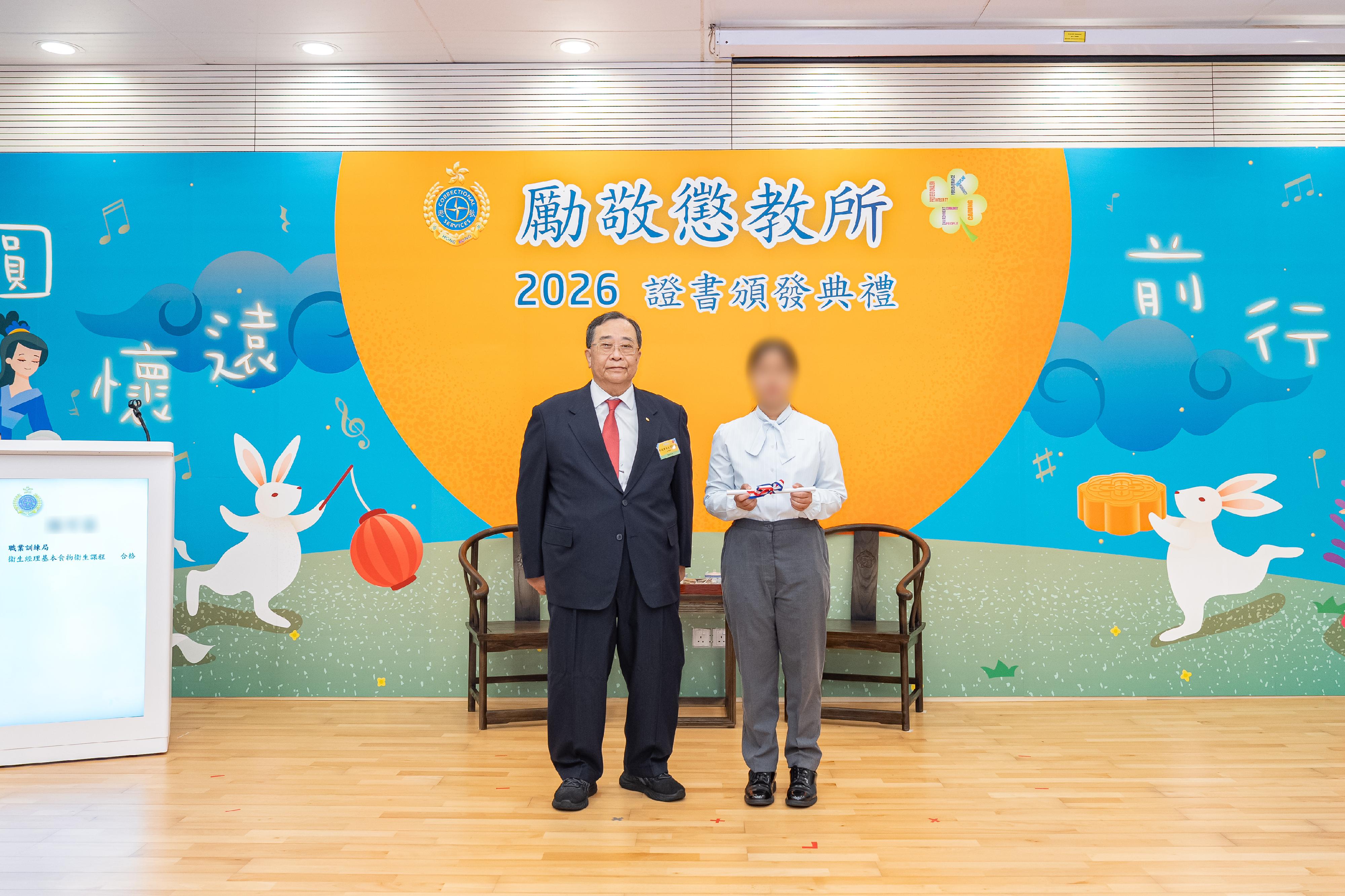 惩教署辖下励敬惩教所今日（九月二十三日）举行证书颁发典礼，颁发证书予青少年在囚人士，以肯定她们在学业及职业训练考试上的努力及取得的成果。图示蓬瀛仙馆理事长梁德华（左）在典礼上颁发证书予一名青少年在囚人士。