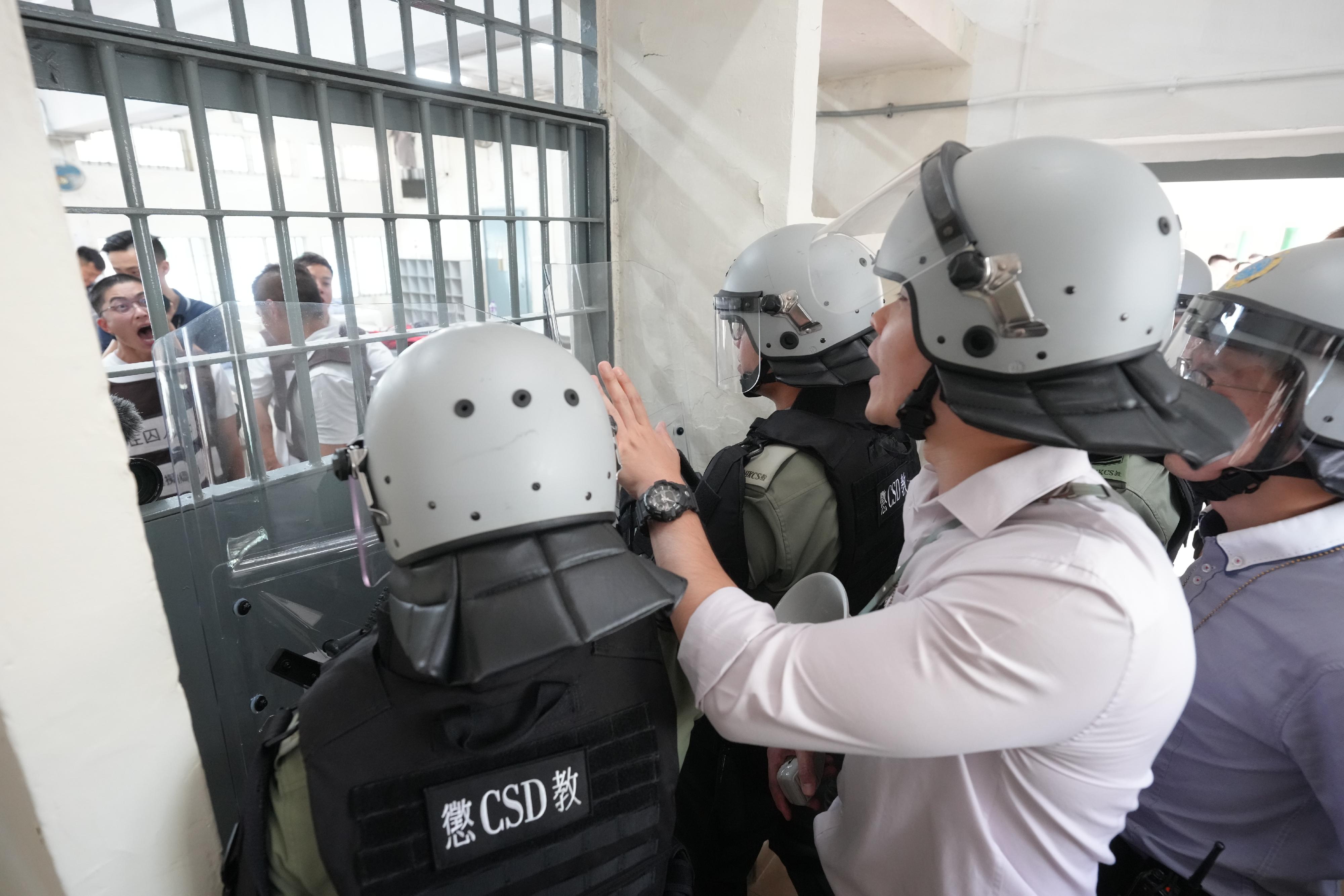 The Correctional Services Department (CSD) conducted a large-scale emergency exercise, code-named "Concord XXV", at Pik Uk Correctional Institution today (October 21). The exercise simulated a series of incidents, which included fighting among remand persons in custody (PICs), a hostage-taking situation, a fire breakout, a mass riot and the discovery of explosives. Photo shows the CSD&rsquo;s negotiation team patiently communicating with remand PICs who have violated discipline regulations.