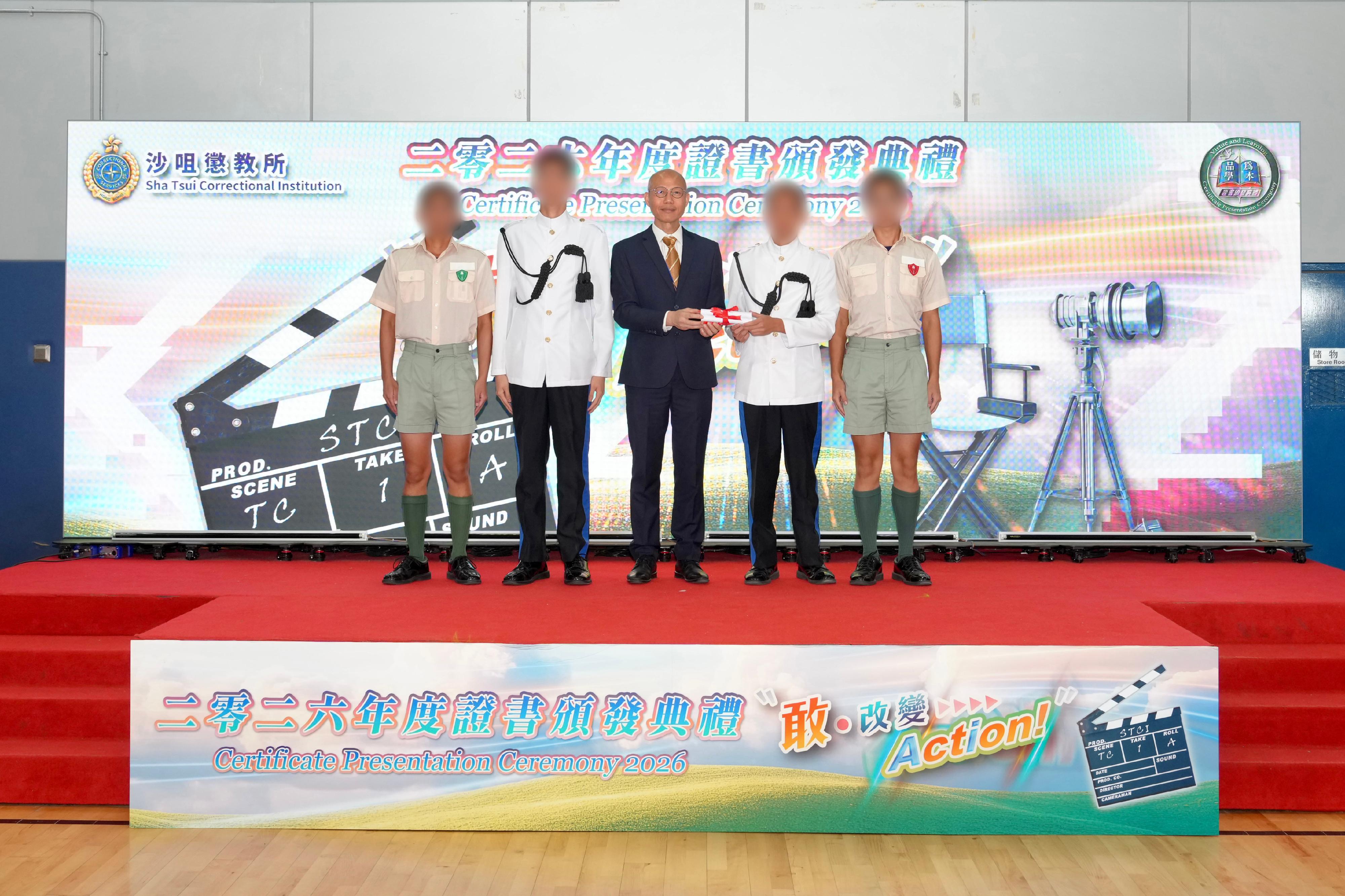 Young persons in custody at Sha Tsui Correctional Institution of the Correctional Services Department were presented with certificates at a ceremony today (October 28) in recognition of their efforts and achievements in studies and vocational examinations. Photo shows the Chairman of Tung Sin Tan, Mr Ha Tak-kin (centre), presenting certificates to young persons in custody. 