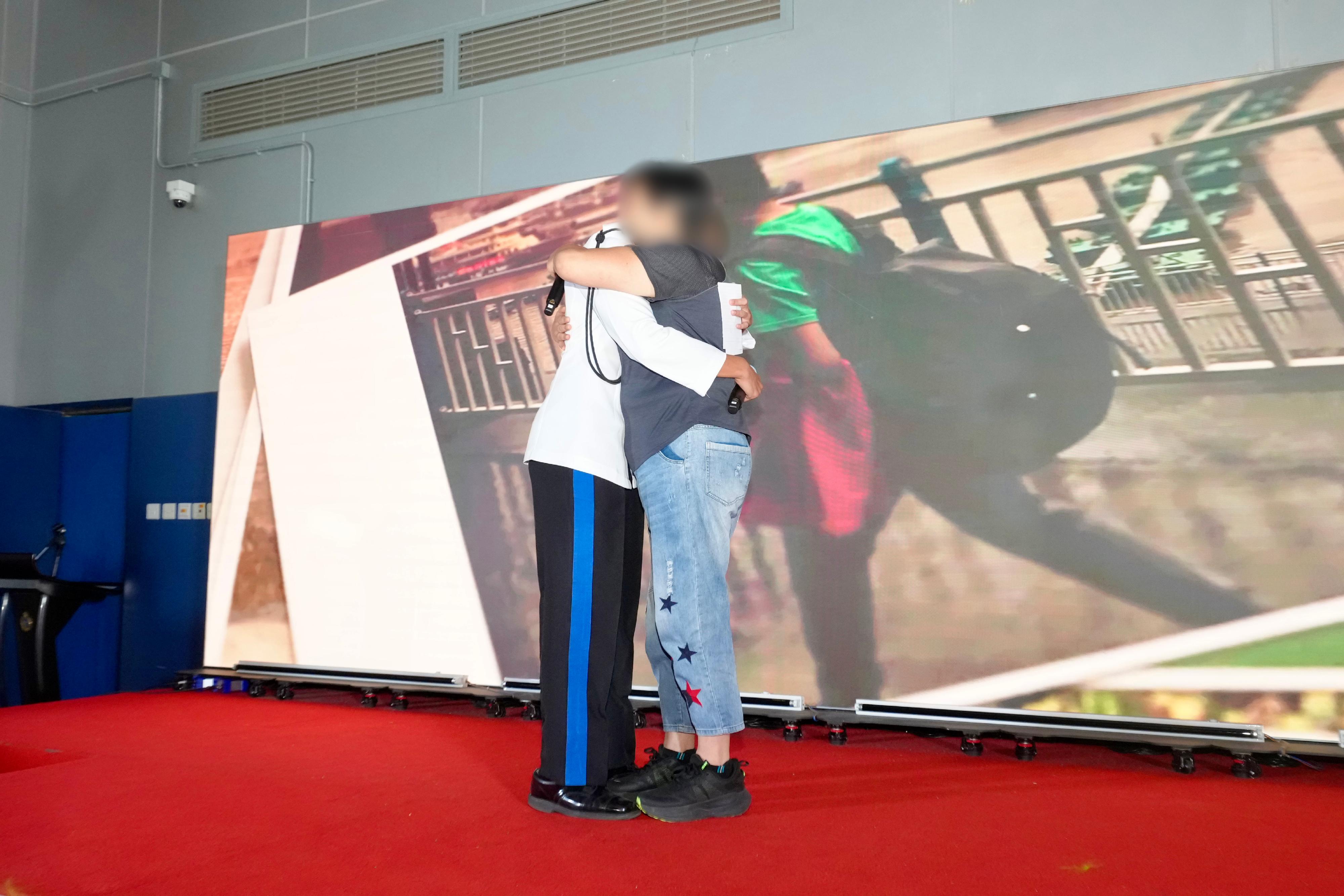 Young persons in custody at Sha Tsui Correctional Institution of the Correctional Services Department were presented with certificates at a ceremony today (October 28) in recognition of their efforts and achievements in studies and vocational examinations. Photo shows a young person in custody expressing gratitude for his family&rsquo;s unwavering support. 