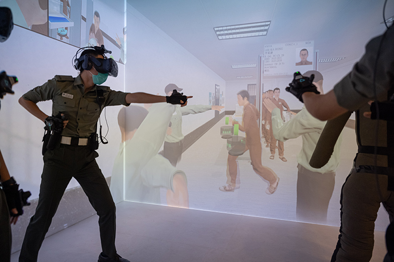 學員進行虛擬實境訓練。