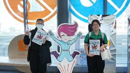 Photograph with the Anti-Drug Ambassador "Agent Hope"