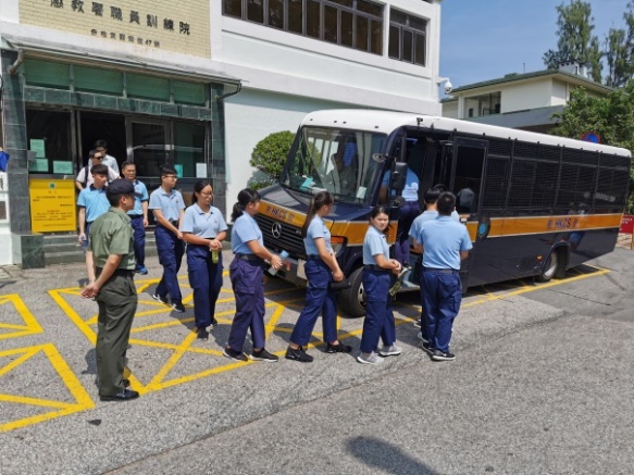 登上囚車前往馬坑監獄