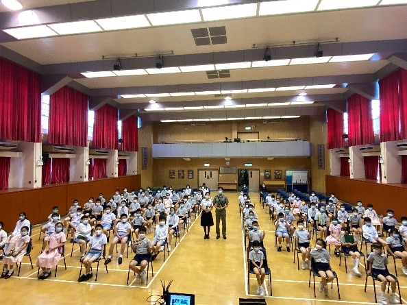 主持人與學生們大合照