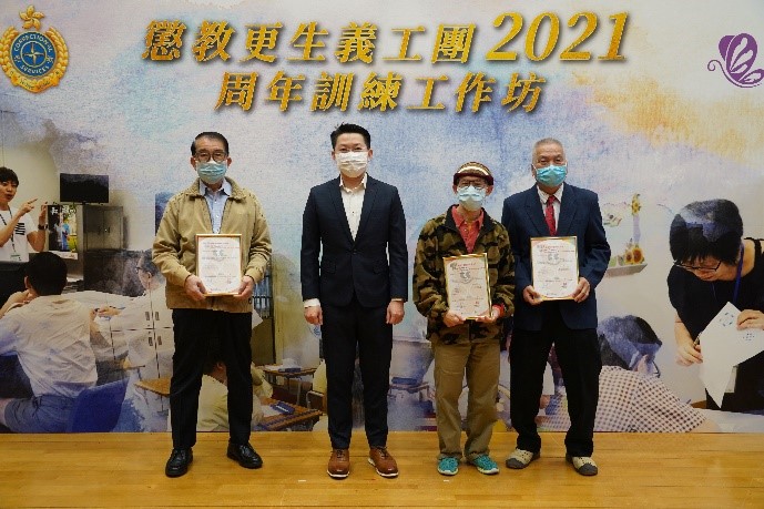 Mr. NG Chiu-kok, the then Assistant Commissioner (Rehabilitation) and the recipients of Silver Award