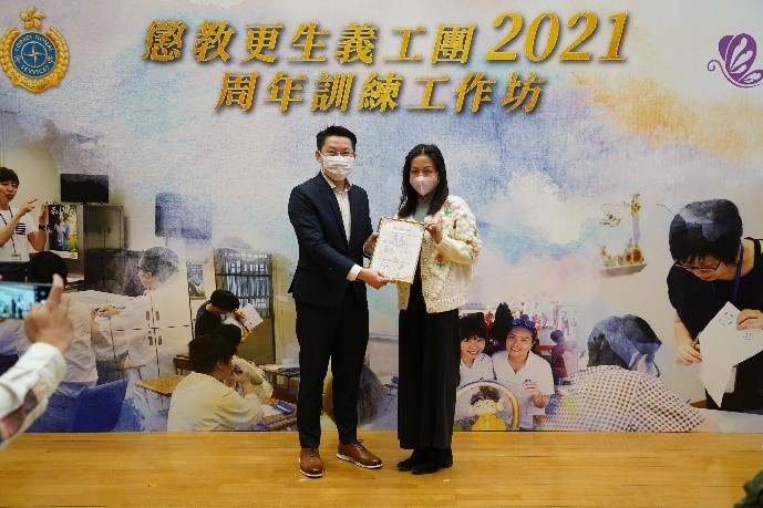 Mr. NG Chiu-kok, the then Assistant Commissioner (Rehabilitation) and the recipients of Silver Award