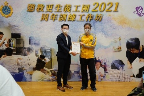 Mr. NG Chiu-kok, the then Assistant Commissioner (Rehabilitation) and the recipients of Bronze Award
