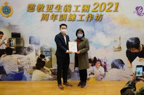 Mr. NG Chiu-kok, the then Assistant Commissioner (Rehabilitation) and the recipients of Bronze Award