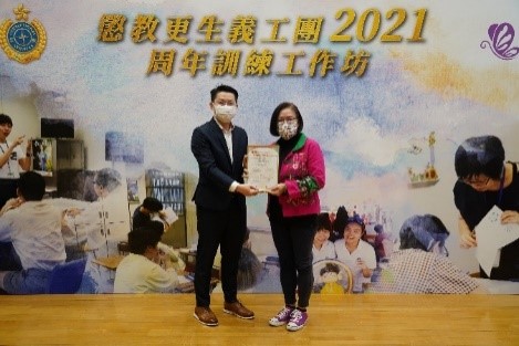 Mr. NG Chiu-kok, the then Assistant Commissioner (Rehabilitation) and the recipients of Bronze Award