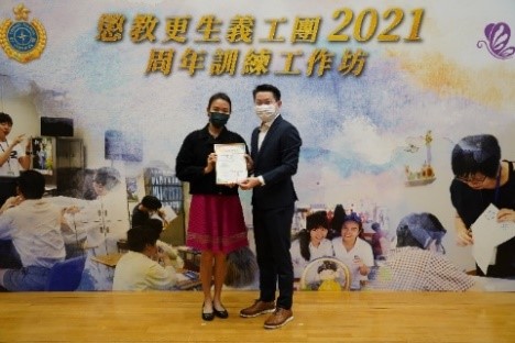 Mr. NG Chiu-kok, the then Assistant Commissioner (Rehabilitation) and the recipients of Bronze Award