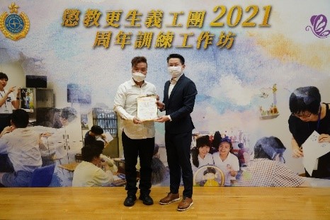Mr. NG Chiu-kok, the then Assistant Commissioner (Rehabilitation) and the recipients of Bronze Award