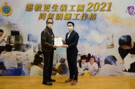 時任懲教署助理署長(更生事務)吳超覺先生與各銅獎得主合照