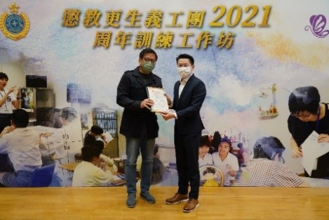 Mr. NG Chiu-kok, the then Assistant Commissioner (Rehabilitation) and the recipients of Bronze Award