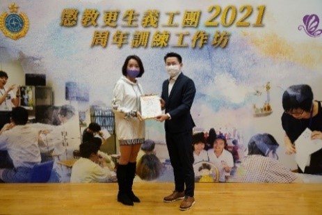 Mr. NG Chiu-kok, the then Assistant Commissioner (Rehabilitation) and the recipients of Bronze Award