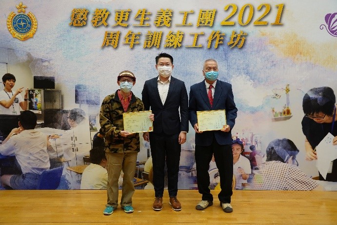 Mr. NG Chiu-kok, the then Assistant Commissioner (Rehabilitation) and the recipients of Long Service Award (15 years), Mr CHAN Tze-kong, Benjamin and Mr CHEUNG Kwok-leung.