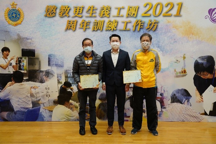 Mr. NG Chiu-kok, the then Assistant Commissioner (Rehabilitation) and the recipients of Long Service Award (10 years), Mr CHAN Pak-kit, Mono and Mr CHIU Yip-chee.