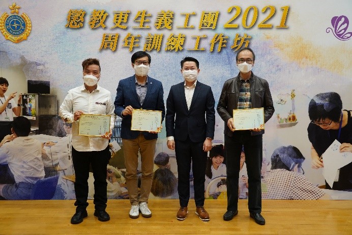 Mr. NG Chiu-kok, the then Assistant Commissioner (Rehabilitation) and the recipients of Long Service Award (5 years).