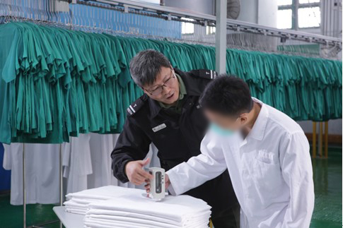 Quality checking of the laundry service by apparatus