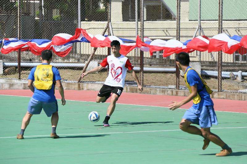 歌連臣角懲教所青少年所員與運動員代表比試足球。
